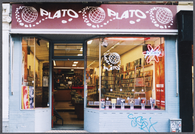 606437 Gezicht op de etalage van muziekwinkel Plato (Steenweg 13) te Utrecht.